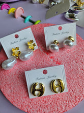 Load image into Gallery viewer, Single earrings

